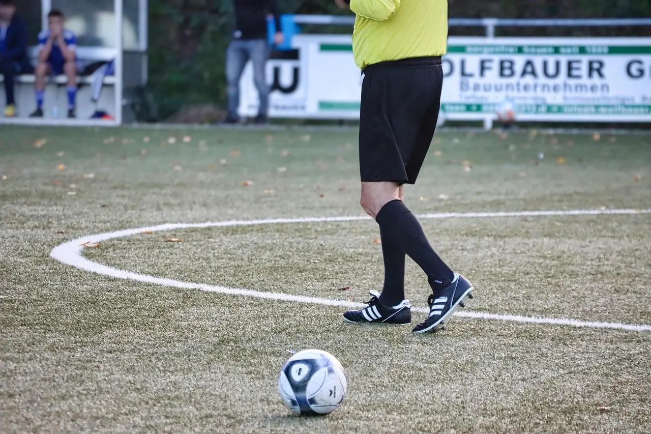 Fem røde kort, sene udligninger og klare udesejre – overblik over USL Championship runde 11